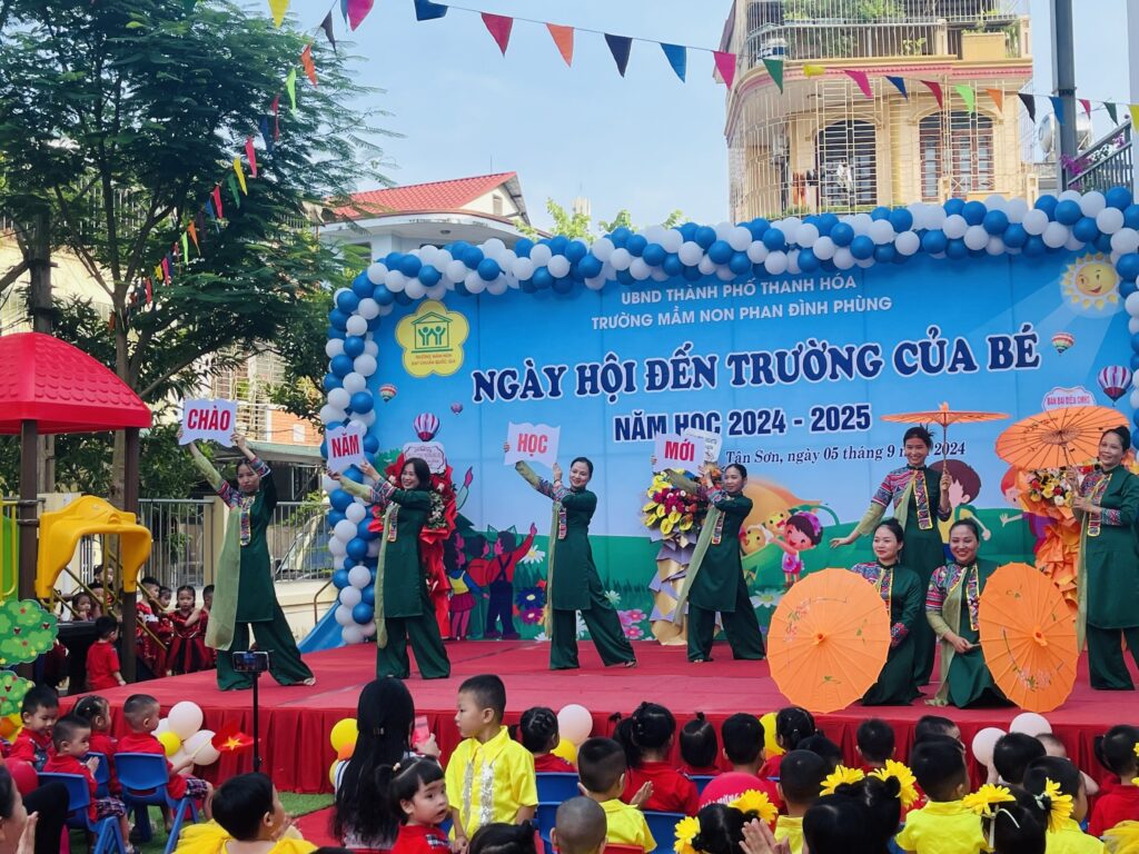 Tiết mục " Em là cô giáo vùng cao " do các cô giáo trường MN Phan Đình Phùng thể hiện